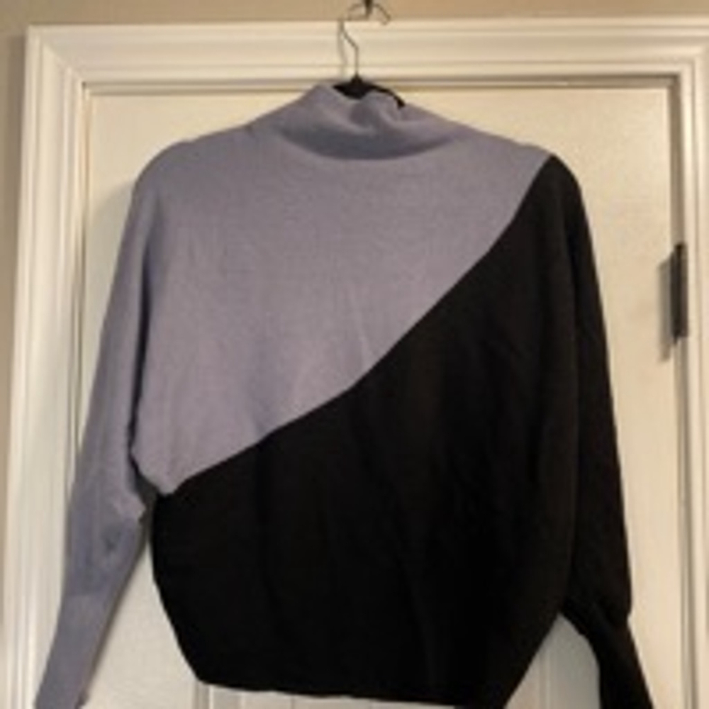 Women's T Tahari Sweater Size XS Black and grey